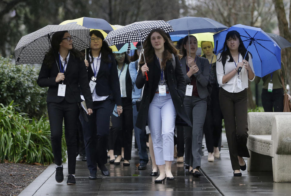 Estudiantes dan buen uso a sus paraguas mientras caminan hacia el Centro de Convenciones de Sacramento para asistir al YMCA Model Legislature & Court, el viernes 17 de febrero de 2017 en Sacramento, California. Las tormentas siguen azotando a California, y una nueva ronda de lluvias podría provocar inundaciones. (AP Foto/Rich Pedroncelli)