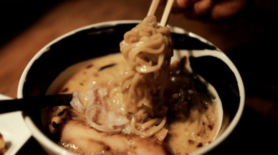 日本吃拉麵，吮麵聲不是愈大愈好，麵條也不應該咬斷吃，應用筷子挾起一小箸吃。（互聯網）