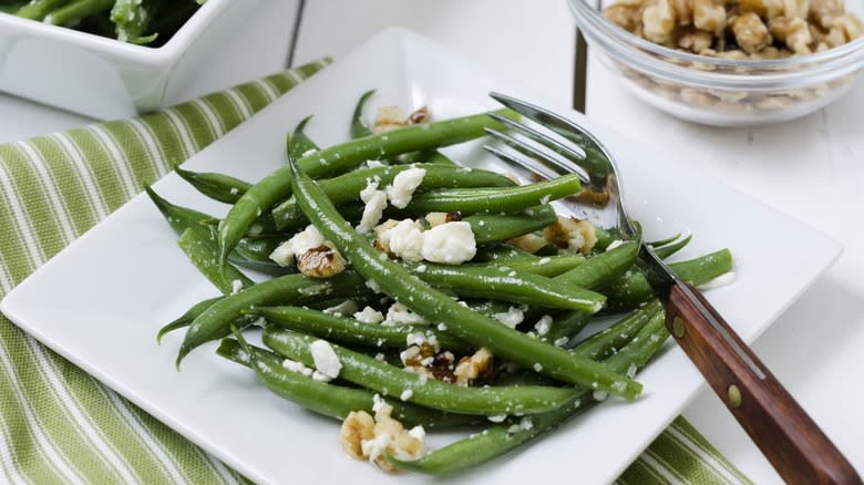 Green beans with feta cheese and walnuts