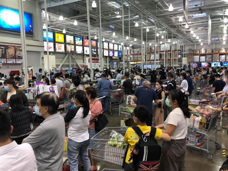 台灣增16例本土病例後，中和好市多湧現搶購潮。（圖／翻攝自Costco好市多 商品經驗老實說 臉書）