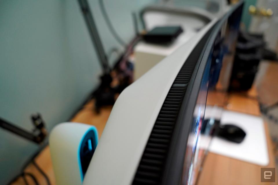 <p>Alienware 34 Curved QD-OLED gaming monitor</p> 