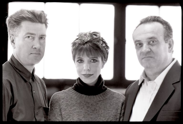 El director David Lynch, la cantante Julee Cruise y el compositor Angelo Badalamenti, en 1989