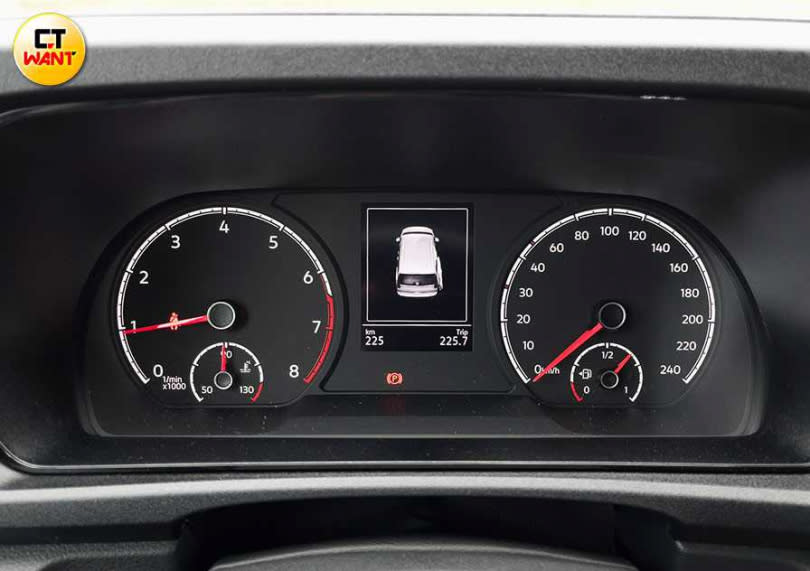 傳統雙環指針儀表板內含多功能行車資訊顯示幕。（圖／黃威彬攝）