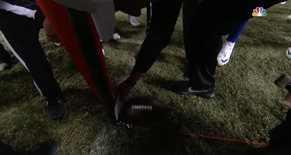 Gene Steratore measured a first down with the help of an index card. (NFL.com screen shot)