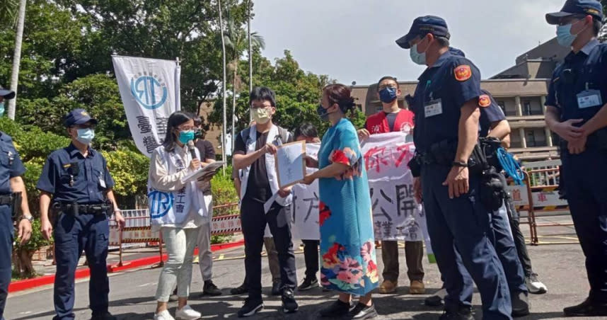 台鐵產業工會及台鐵企業工會各分會至行政院陳情抗議不透明的留才方案(台鐵產工提供)