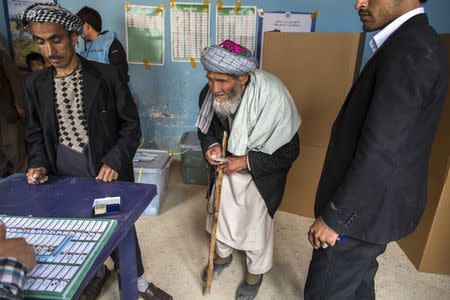 Afghan men wait to vote at a polling station in Mazar-i-sharif April 5, 2014. REUTERS/Zohra Bensemra