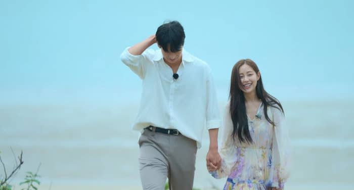 Choi Jong-woo and Shin Seul-ki hold hands as they walk together