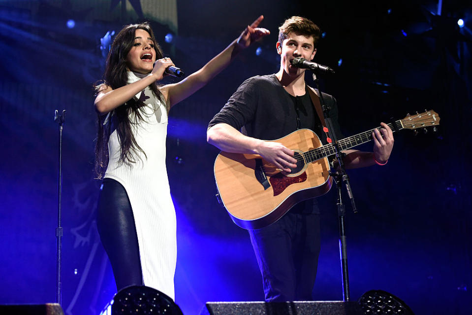 2015年12月1日，Shawn Mendes 和 Camila Cabello 參加 106.1 KISS FM's Jingle Ball 活動。Camila 穿上 Nasty Gal 上衣，Steve Madden 褲子和靴子。