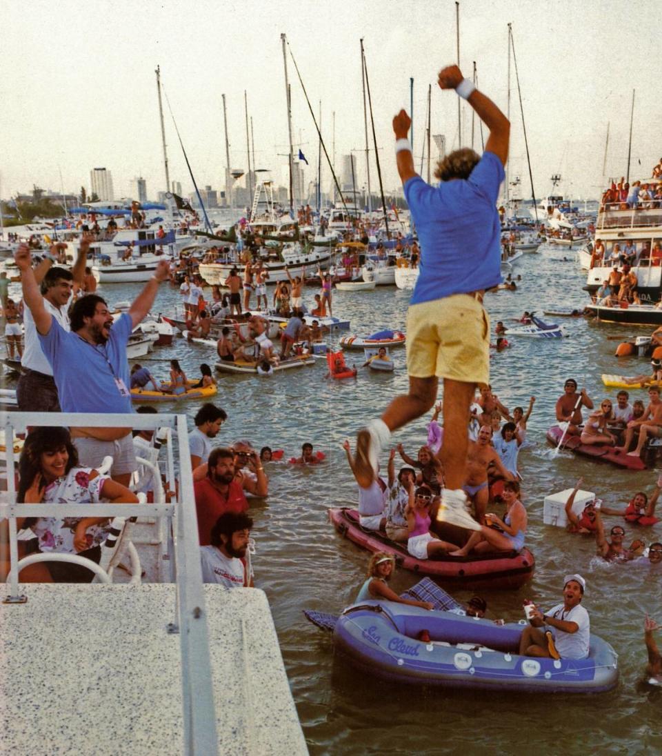 El cantante Jimmy Buffett saltando al agua desde el escenario en 1985, mientras los fans rodeaban Miami Marine Stadium en lanchas.