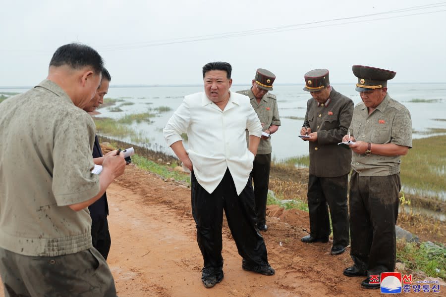 金正恩21日視察平安南道安石海涂地區的水災，批評官員救災不力、尸位素餐。   圖：翻攝自朝中社