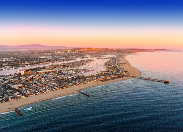 Premium Photo  An aerial view of zuma beach and mountains against