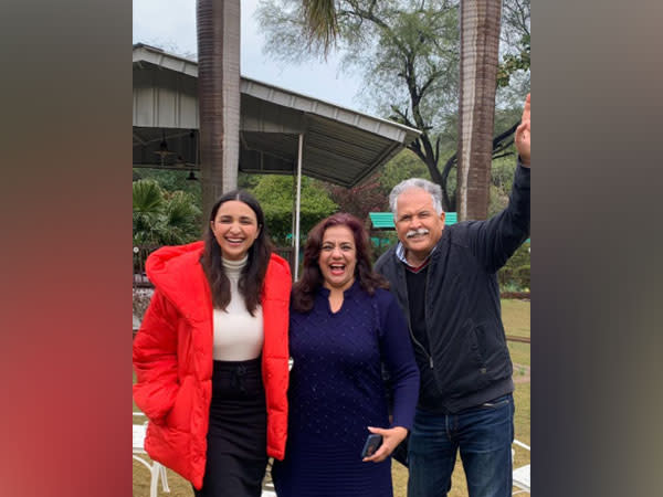 Parineeti Chopra with her parents (Image Source: Instagram)