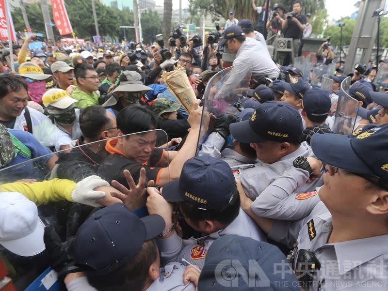 反年改團體八百壯士25日在立法院外集會抗議，下午發動攻勢拆除拒馬和鐵欄杆，部分群眾在立法院圍牆邊，與警方發生推擠衝突。（資料照）