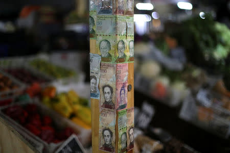 Venezuelan bolivar notes are seen on a pole in La Vega market in Santiago, Chile, May 10, 2018. REUTERS/Ivan Alvarado