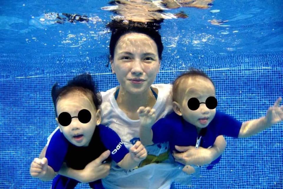 李心潔在母親節秀出與雙胞胎兒子潛泳照片。（滾石唱片提供）