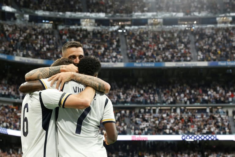 El delantero del Real Madrid Joselu celebra con Nacho (6) y Vinicius (7) el tercer gol en la victoria contra el Cádiz en la 34ª jornada del campeonato español, en el Estadio Santiago Bernabéu el 4 de mayo de 2024 (OSCAR DEL POZO)