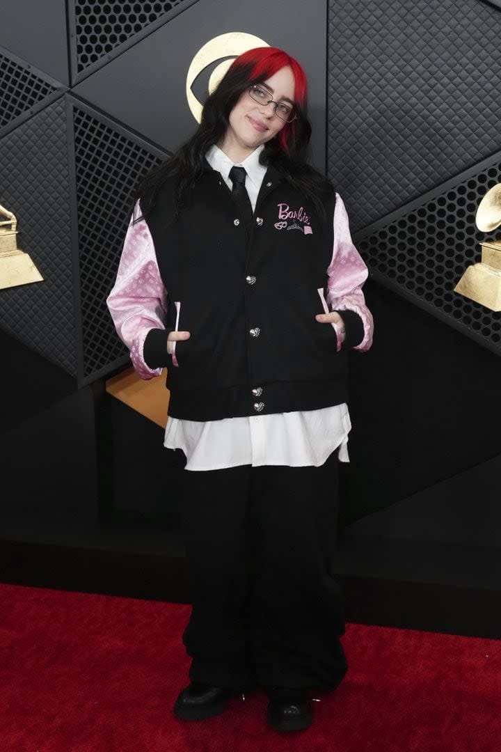 Billie Eilish, con su característico y eterno estilo adolescente combinó chaqueta universitaria de Barbie con anchos pantalones negros