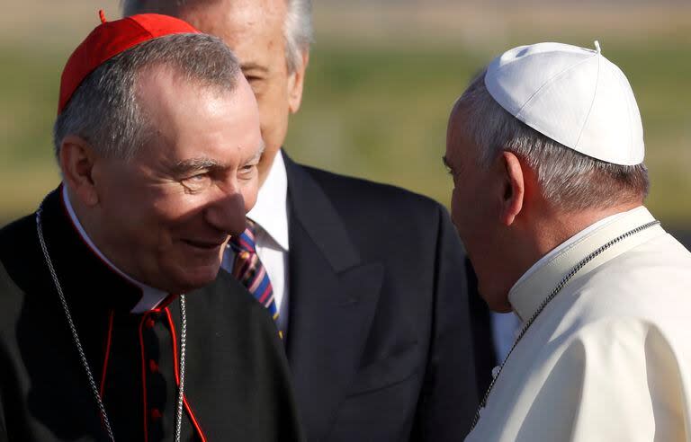 El papa Francisco habla con el secretario de Estado del Vaticano, monseñor Pietro Parolin, antes de abordar un avión a Amán, Jordania, en el aeropuerto internacional Fumicino, el 24 de mayo de 2014