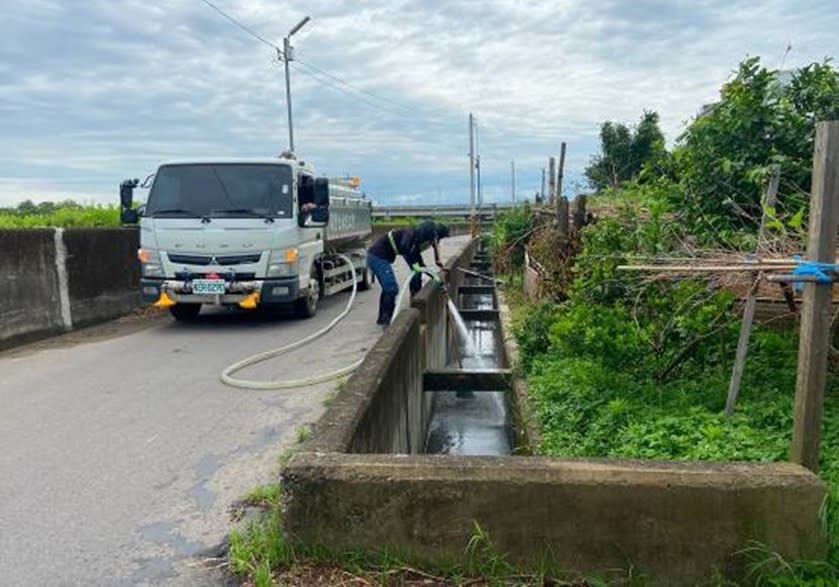 《圖說》二河局在頭份市中港溪米粉街防汛道路進行水溝清疏作業。（圖／第二河川局提供）