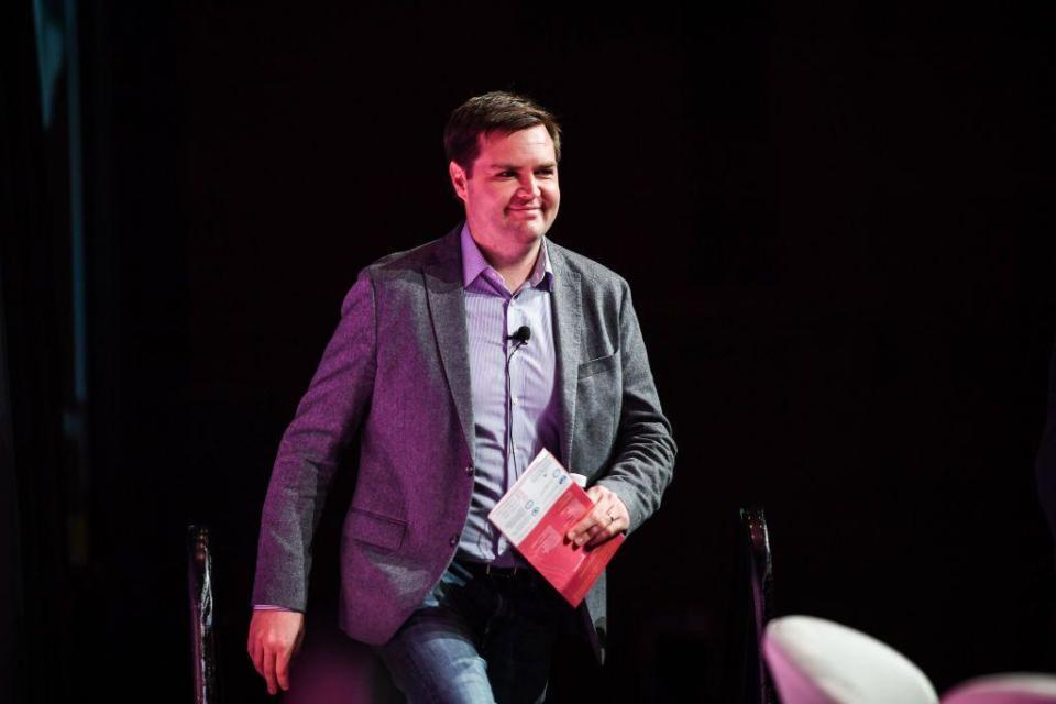 JD Vance camina con su libro