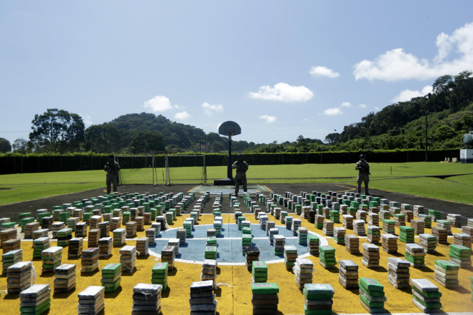 Paquetes de cocaína incautados por la Policía Aeronaval son exhibidos a la prensa en una base naval en Ciudad de Panamá, el lunes 23 de noviembre de 2020. Según la policía se incautaron 1,7 toneladas de droga en embarcaciones en la costa atlántica y detuvieron a cuatro personas el domingo. (Foto AP/Arnulfo Franco)