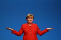 <p>Kanzlerin Angela Merkel genießt den Applaus in Essen, nachdem 89,5 Prozent der Delegierten sie als CDU-Chefin auf dem Parteitag wiedergewählt haben. (Bild: Kai Pfaffenbach/Reuters) </p>