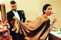 <p>Justin Timberlake bewies einmal mehr, dass er ein führsorglicher Ehemann ist und kümmerte sich um das Cape seiner Liebsten, während diese sich auf das Buffet im Backstagebereich der Oscars stürzte. (Bild: Instagram.com/ Jessica Biel) </p>