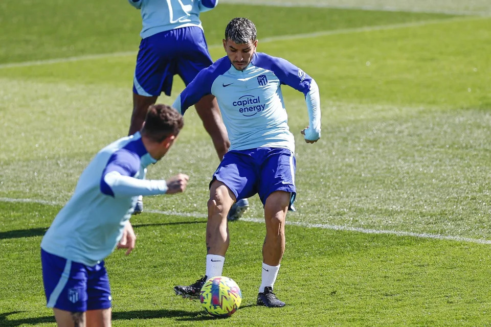 Correa ready for Atletico Madrid’s match against Barcelona, while Memphis’ recovery remains uncertain