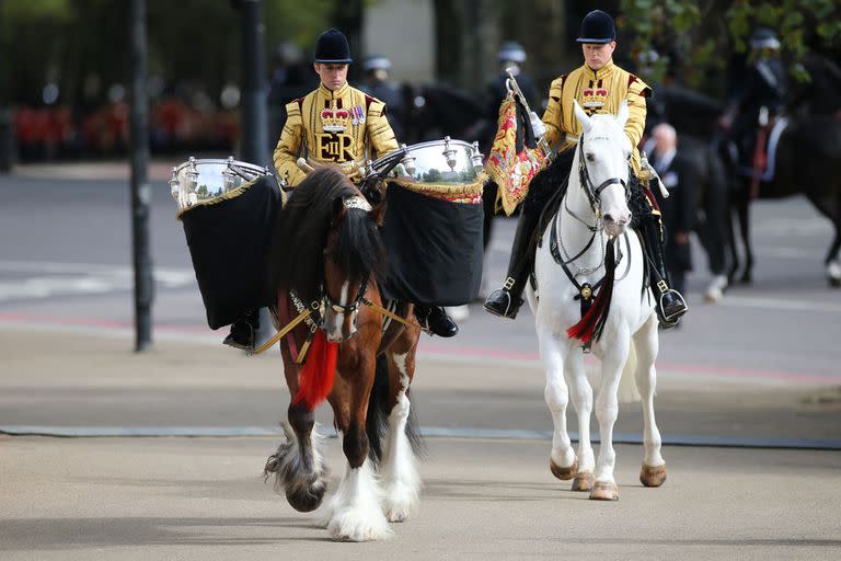 Miembros de la Banda Montada de la Caballería marchan durante la procesión del féretro de la reina Isabel ll