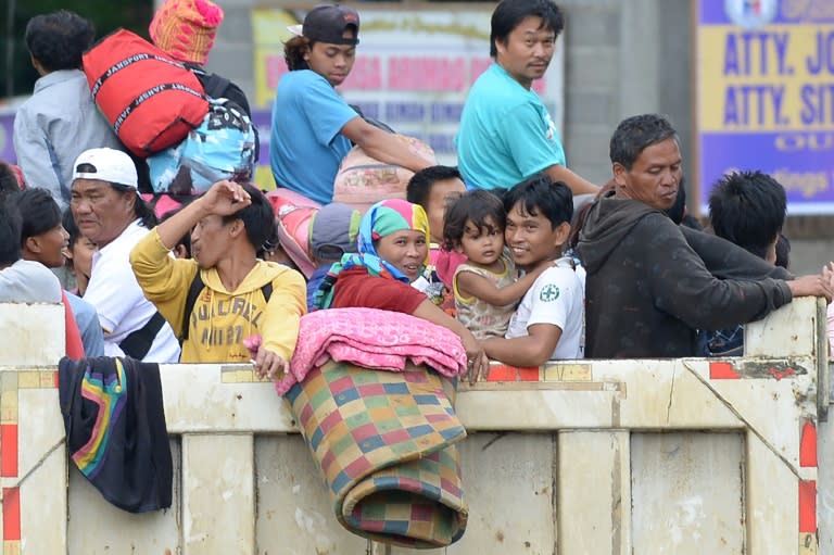 Thousands of people have fled fighting between Philippine troops and Islamist militants in Marawi on the southern island of Mindanao