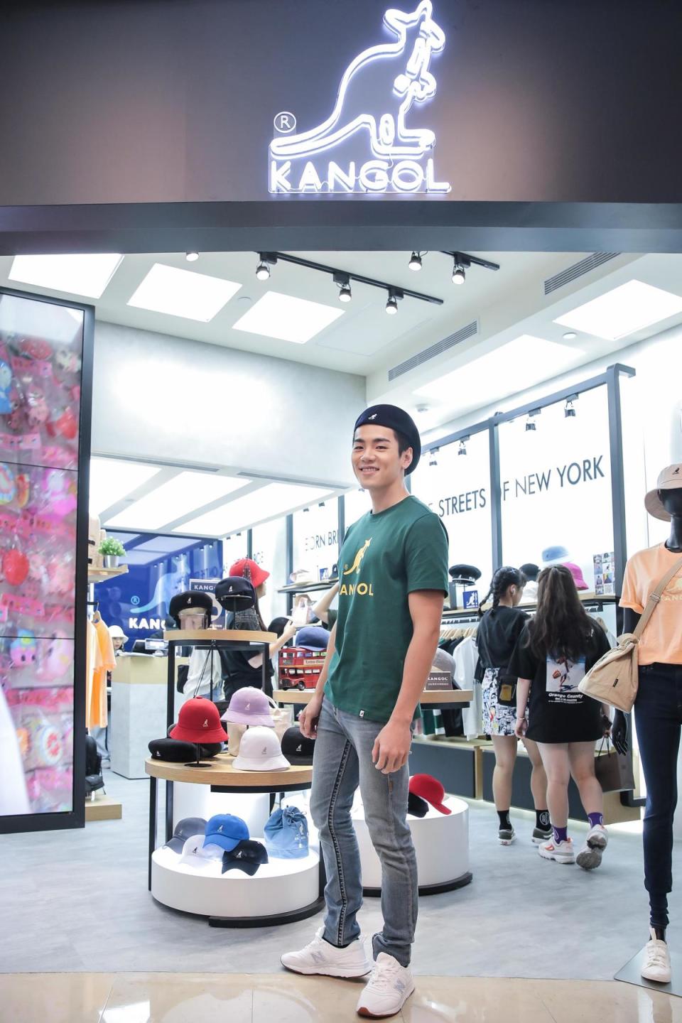 KANGOL台北101旗艦店開幕當天，禾浩辰現身體驗KANGOL X KITH聯名帽款與韓國設計上衣。（KANGOL提供）