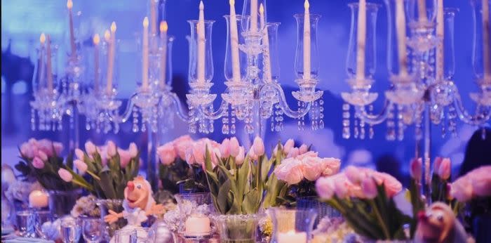 ▲餐桌上以水晶蠟燭檯點綴。（圖／臉書Nice Print Photography & Exige Weddings） 