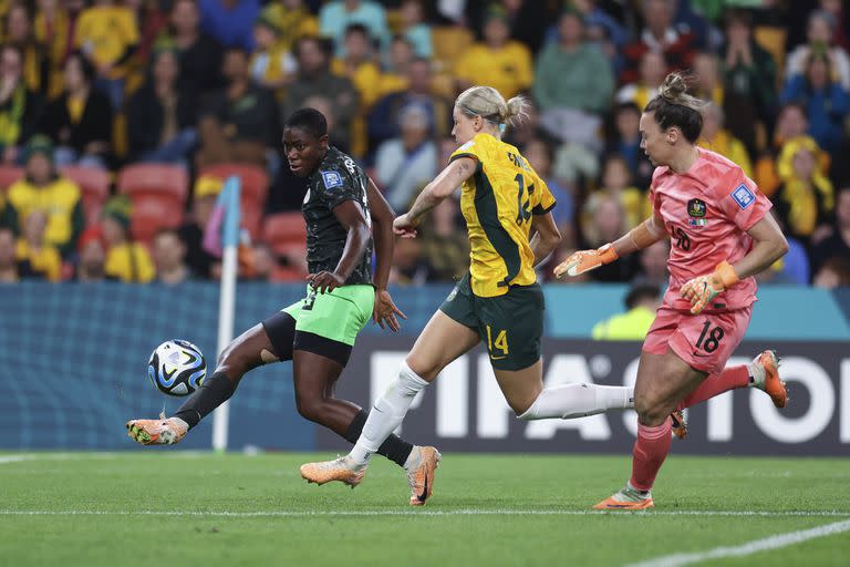 Asisat Oshoala marcó el tercer tanto de Nigeria luego de que la australiana Alanna Kennedy cabeceara para atrás y la arquera australiana no llegara a controlar el pase