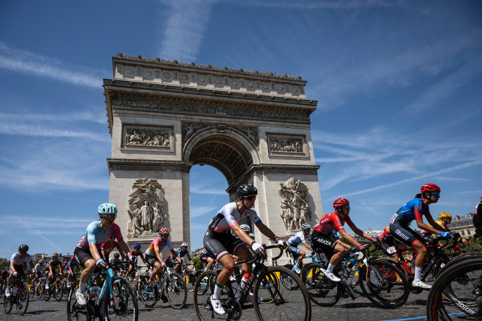 Las competidoras del Tour de Francia Femenino pasan por el Arco del Triunfo en París, el domingo 24 de julio de 2022. La carrera femenina revivió esta semana después de una ausencia de 33 años. (Monique Jaques/The New York Times)