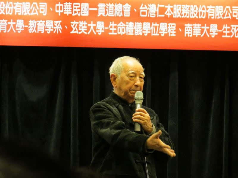 司馬中原感謝「厲害的」妻子，兩人個性互補，就像孫悟空與如來佛。（圖／翻攝自司馬中原臉書）