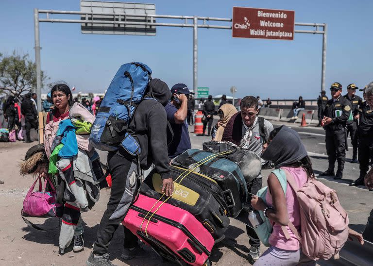 Migrantes de distintas nacionalidades, en Tacna. (ALDAIR MEJIA / AFP)