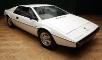 Natürlich ist es nur eines von vielen unglaublichen Bond-Autos. Aber was Bastler Q aus dem weißen Lotus Esprit in "Der Spion, der mich liebte" (1977) machte, bleibt Cineasten für immer in Erinnerung: Elegant wie ein weißer Hai und raffiniert wie ein U-Boot konnte das Auto abtauchen.