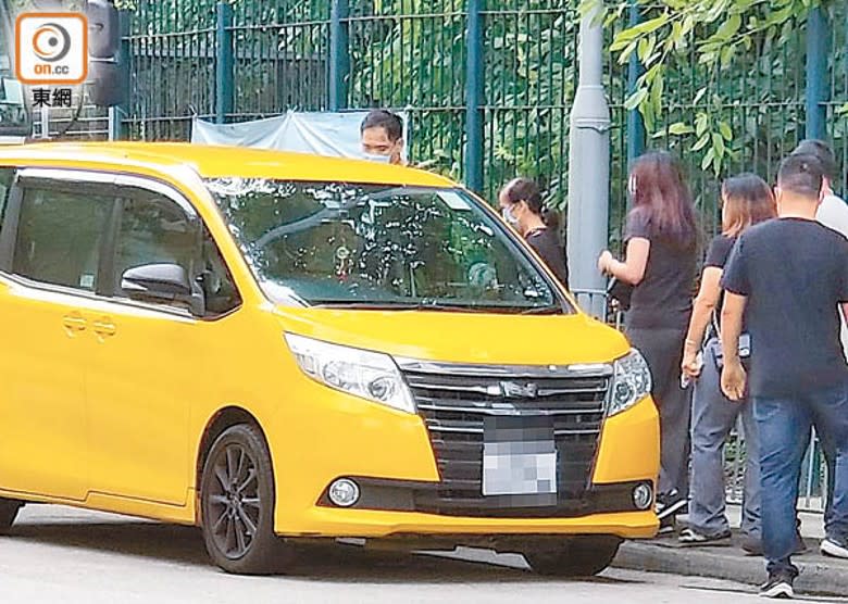 親友認屍後乘坐七人車離去。（蘇偉明攝）