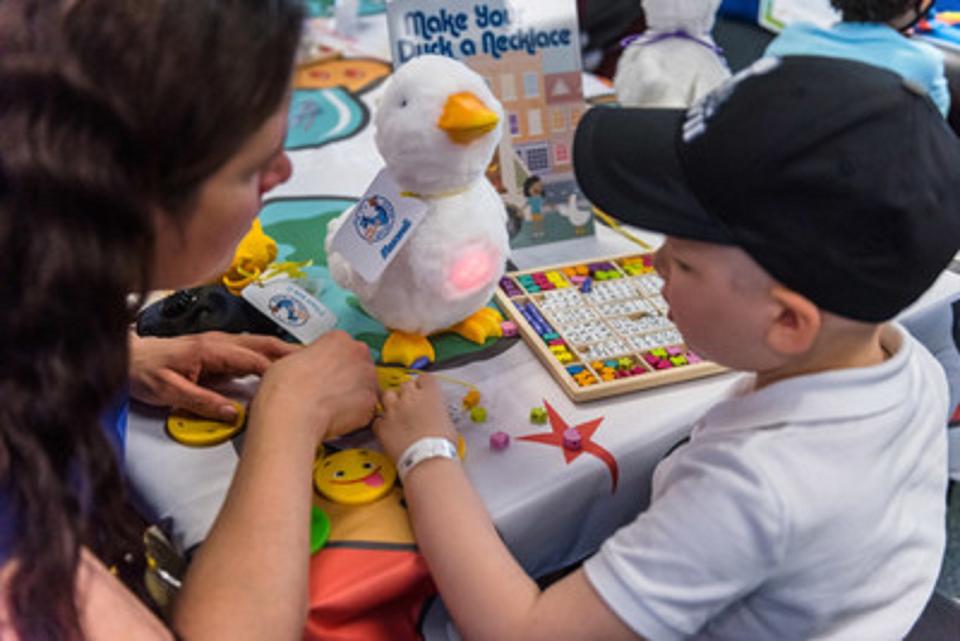 “My Special Aflac Duck” steht an Krebs erkrankten Kindern während ihrer Therapiezeit zur Seite. (Bild: Aflac Inc.)