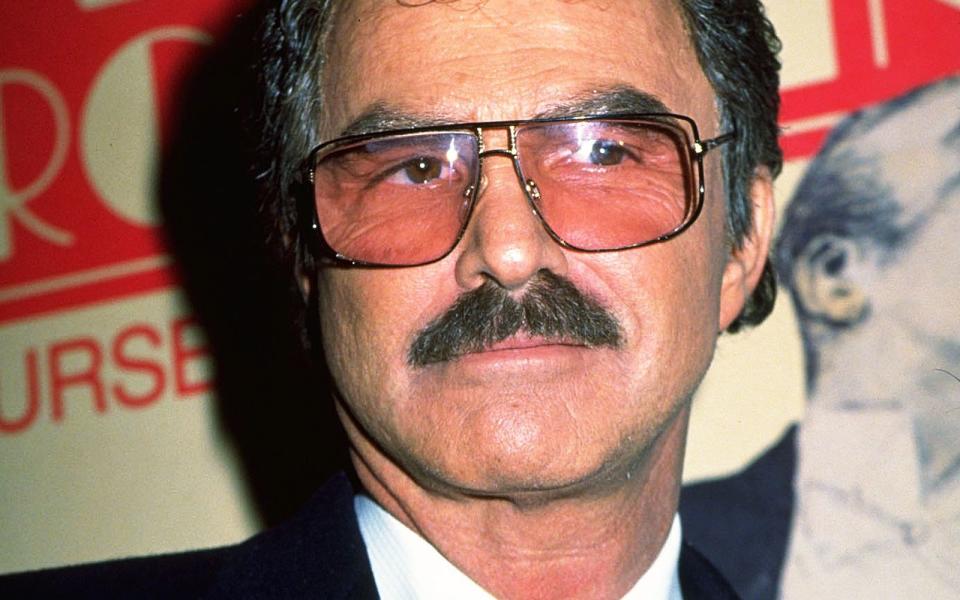 Was Tom Selleck konnte, konnte er schon lange: Burt Reynolds (1968 bis 2018), unter anderem bekannt aus "Ein ausgekochtes Schlitzohr" (1977), schwor ebenfalls auf seinen Schnurrbart. (Bild: Diane Freed/Newsmakers/Getty Images)