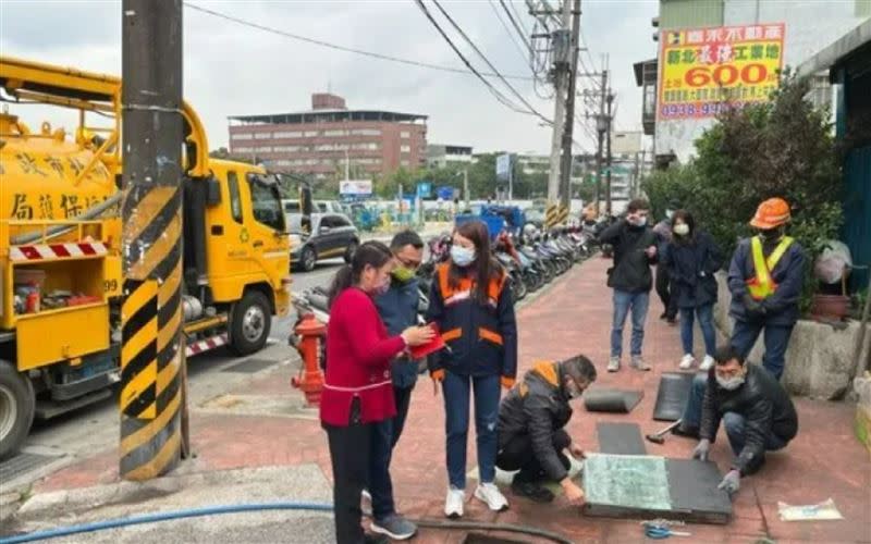 稽查人員到場了解。（圖／翻攝畫面）