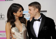 <p>Sí, sabemos que Justin Bieber es muy feliz al lado de Hailey Baldwin e incluso ya se habrían casado en secreto, pero con Selena Gomez formaban la pareja ideal. Los dos son jóvenes, guapos y exitosos y hay que recordar que rompieron y se reconciliaron varias veces, por lo que aún no perdemos la esperanza de que vuelvan a estar juntos. (Foto: Chris Pizzello / AP). </p>