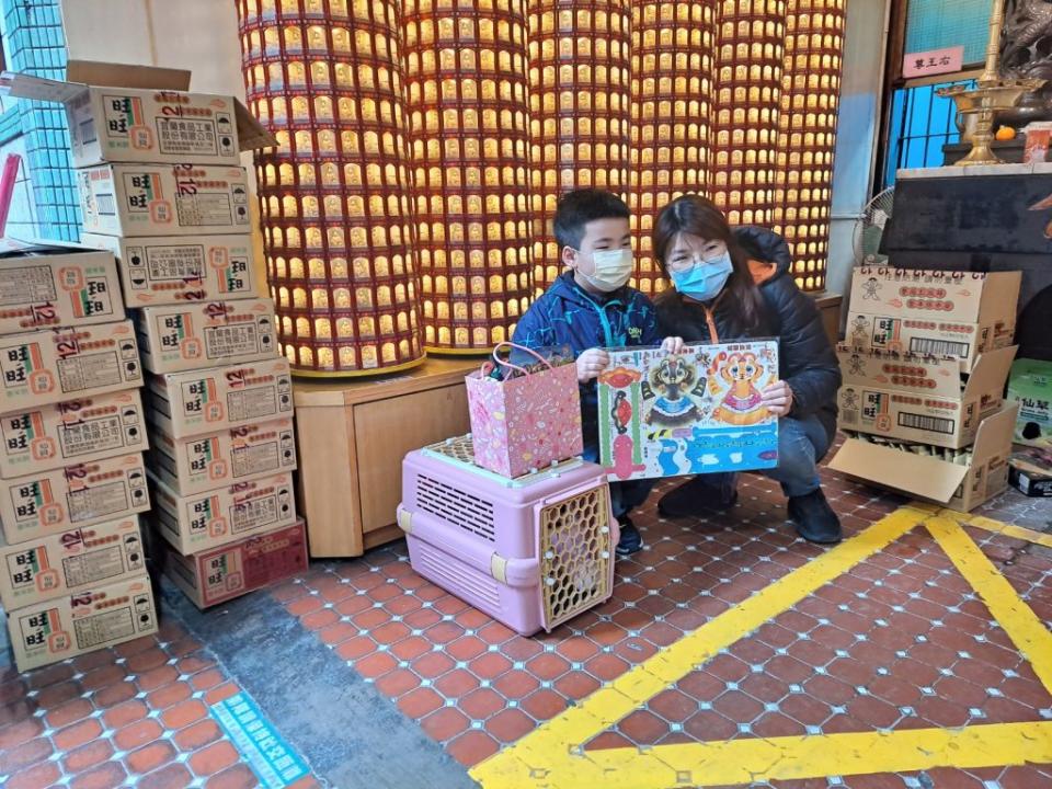 免費為寵物點平安燈，祈求寵物能健康福氣一整年。（新北市動保處提供）