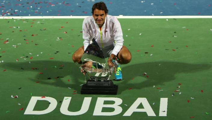 Roger Federer of Switzerland poses with the ATP Dubai Duty Free Tennis Championships trophy after defeating World number one Novak Djokovic of Serbia February 28, 2015 (AFP Photo/Marwan Naamani)