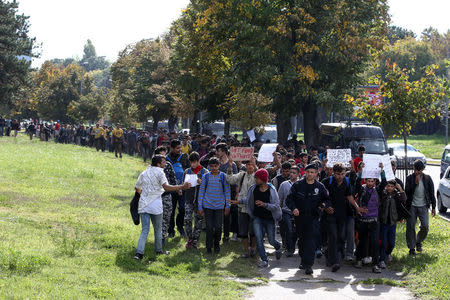 Several hundred refugees and migrants walk heading in the direction of the Hungarian border, in Belgrade, Serbia October 4, 2016. REUTERS/Marko Djurica