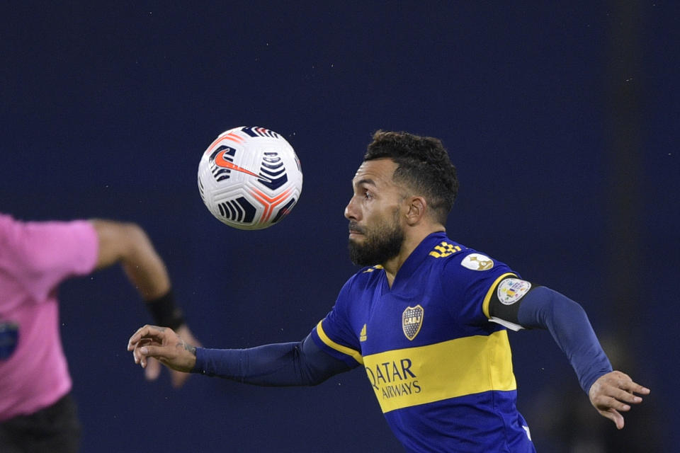 Carlos Tevez, de Boca Juniors de Argentina, controla el balón en un partido de la Copa Libertadores ante The Strongest de Bolivia, el miércoles 26 de mayo de 2021, en Buenos Aires (Juan Mabromata/Pool via AP)