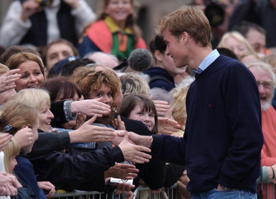 <p>Prince William took time to shake hands with well-wishers as crowds gathered when he arrived at St. Andrews University ahead of his course.</p> 