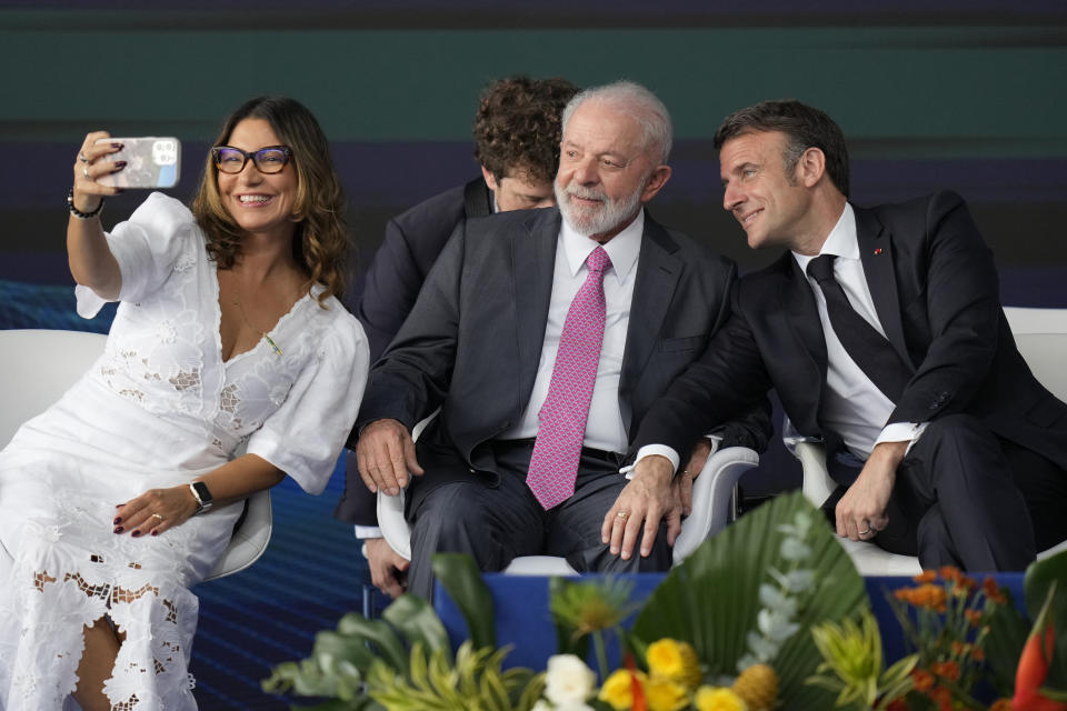 La primera dama de Brasil, Rosangela da Silva, se toma una selfie con el presidente de Francia, Emmanuel Macron (derecha), y su esposo, el presidente de Brasil, Luiz Inácio Lula da Silva, durante la ceremonia de botadura del submarino Tonelero, fabricado en Brasil con tecnología francesa, en Itaguai, en el estado de Río de Janeiro, el 27 de marzo de 2024. Macron realizó una visita oficial de tres días al país. (AP Foto/Silvia Izquierdo)