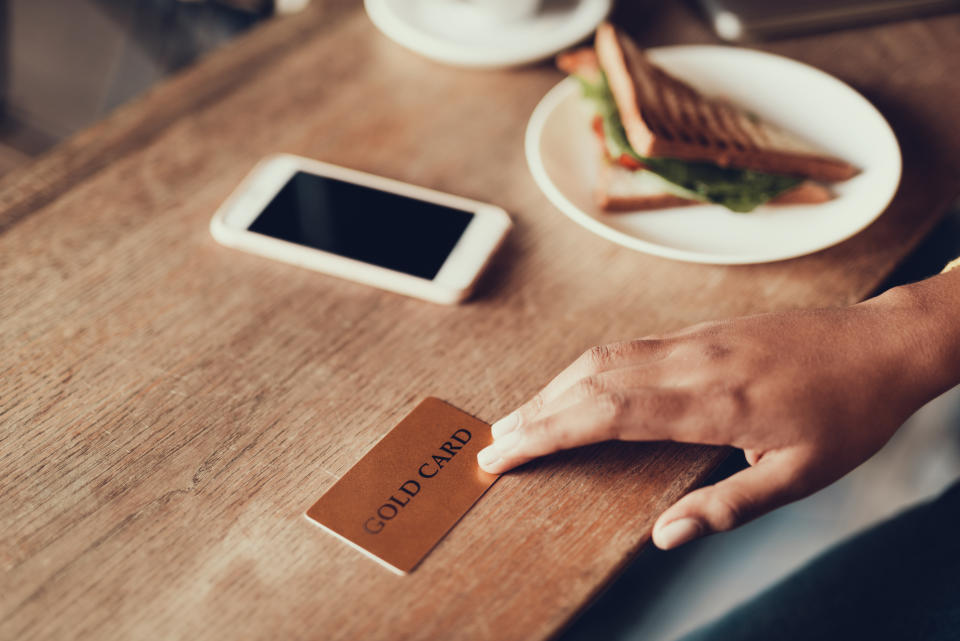 Fue a pagar un sándwich y le rechazaron la tarjeta. Al entrar en la aplicación de su banco descubrió el error. (Foto: Getty Images)