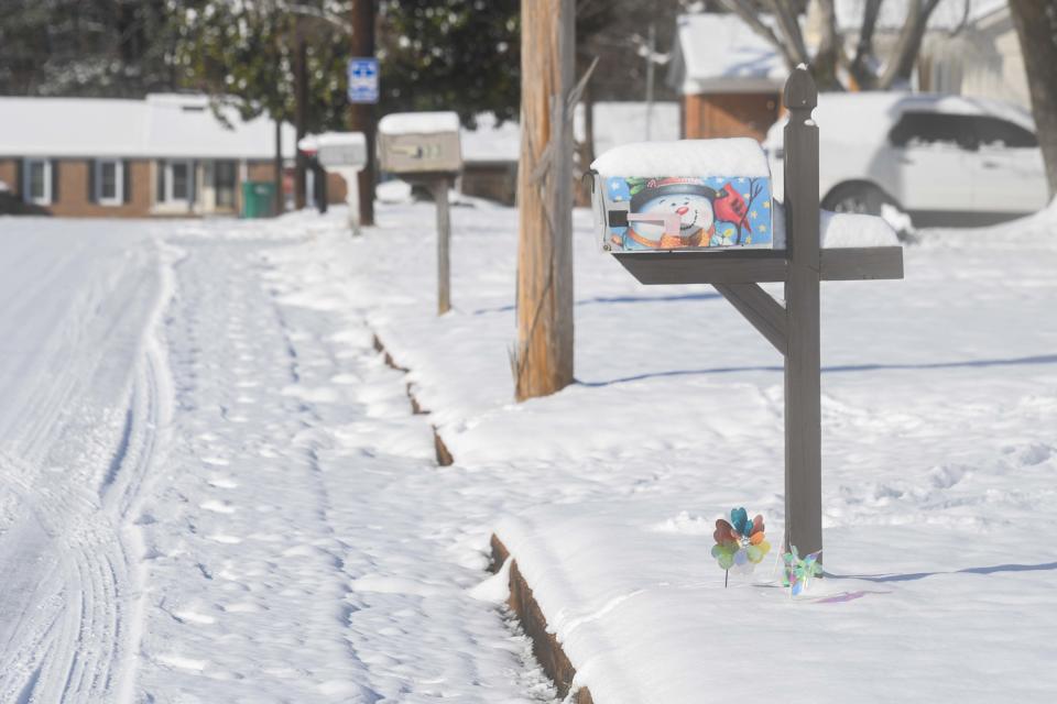 A mailbox dons Frosty the Snowman as snowfall blankets Bryant St. in Jackson, Tenn., on Tuesday, Jan. 16, 2024.